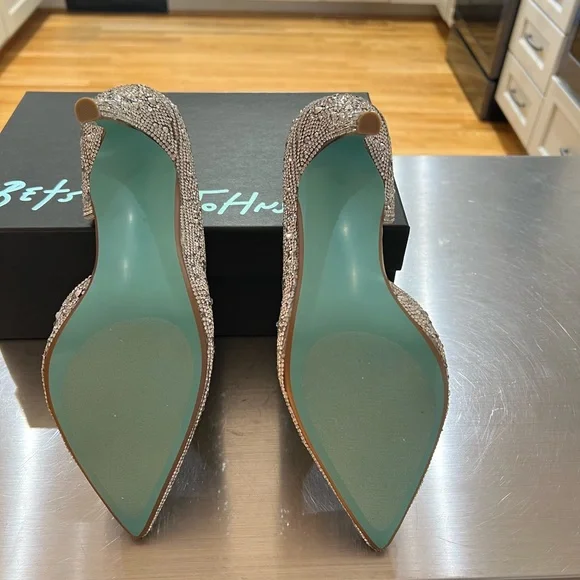 Blue by Betsey Johnson Women's Sb-hazil Pump Silver Satin size 9 - Picture 3 of 7
